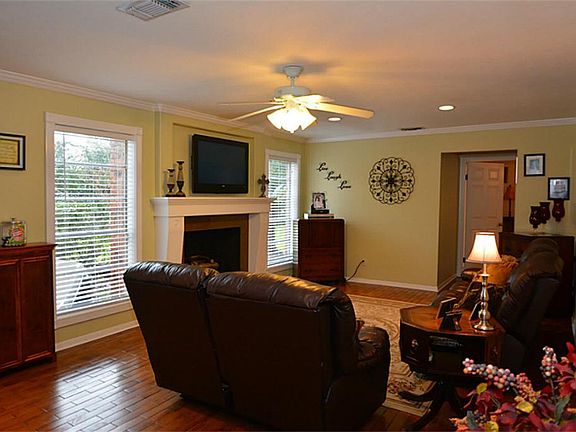 FEATURES A WOOD BURNING OR GAS LOG FIREPLACE. YOUR CHOICE.