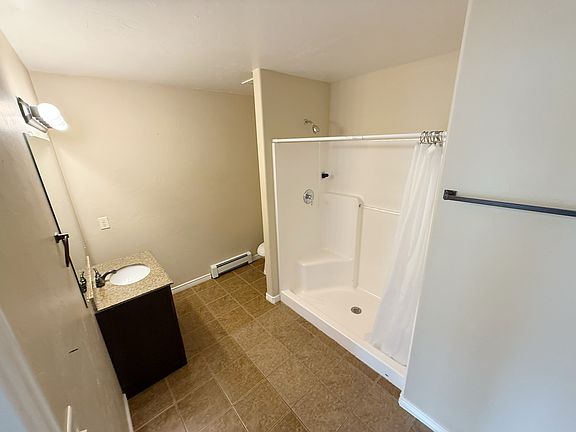 En suite primary bathroom