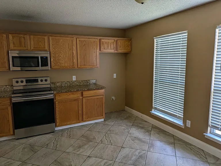 2428 Collier Dr — Photo 8