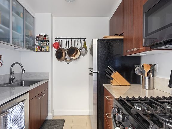 5th image of 217 E 96th St APT 29F