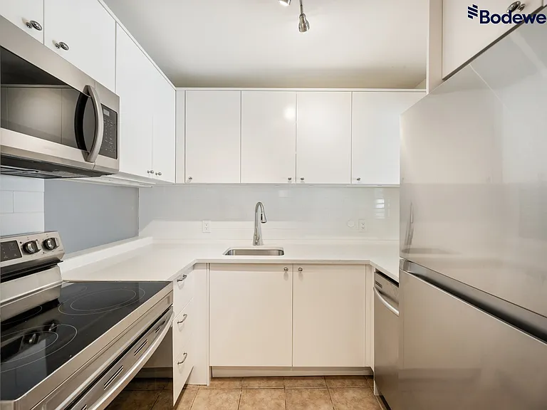 1080 Broughton St — Photo 7