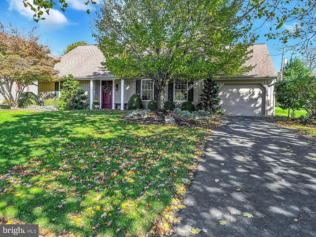 6035 Geneva Dr photo 1