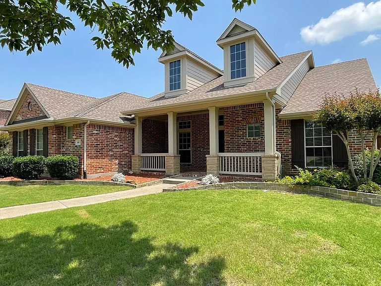 604 Peacock Dr — Photo 3