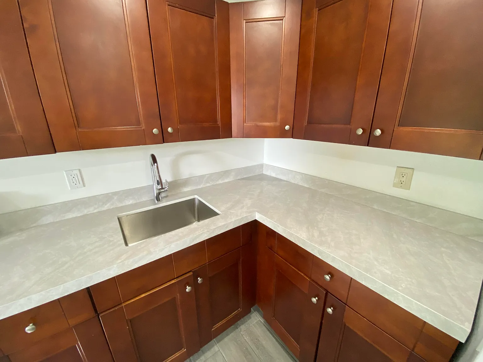 2 bed, 1.0 bath, 3554 sqft, $2,400 — Photo 3
