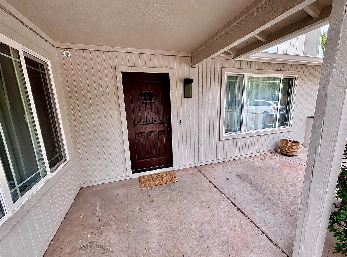 Unfurnished, 1-Year Long-Term Rental — Photo 2