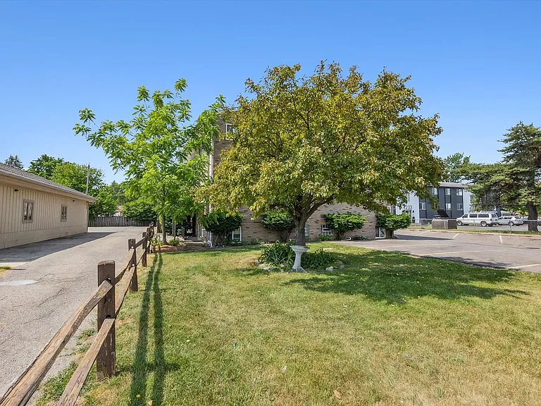 4221 N Grand River Ave — Photo 19