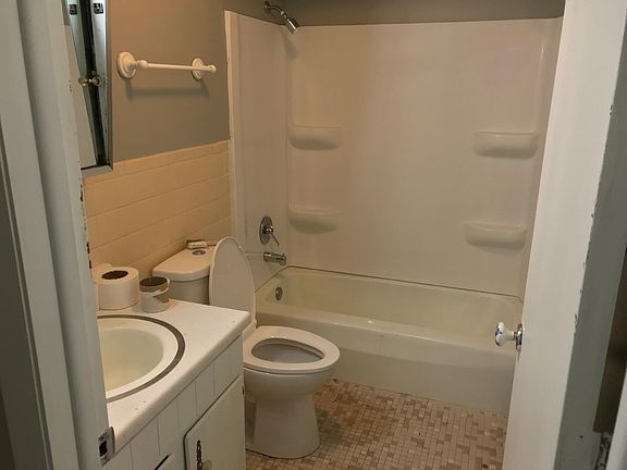 4th image of 7222 N Damen Ave APT 328