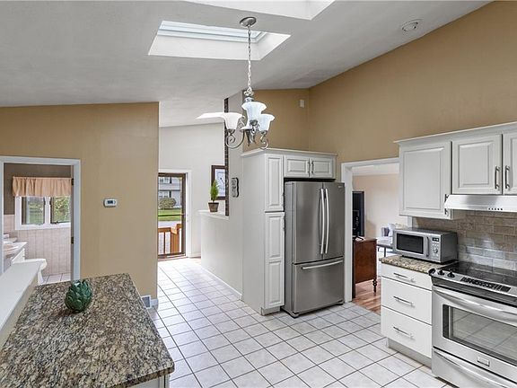 4th image of 39 Surrey Ln