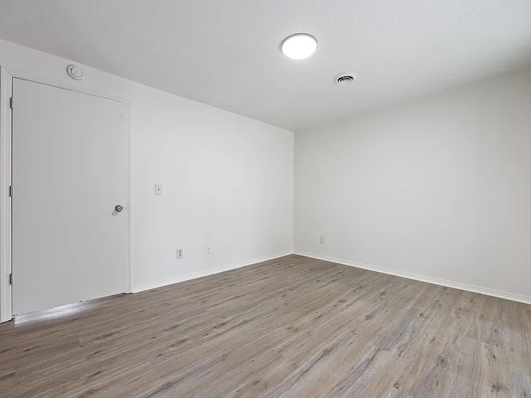 4921 SW 59th Ave — Photo 15