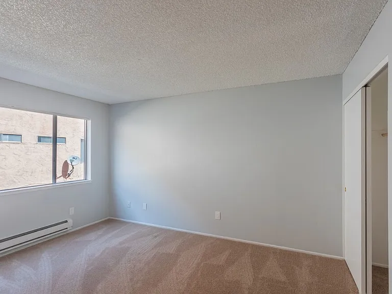 Del Coronado Apartments — Photo 45