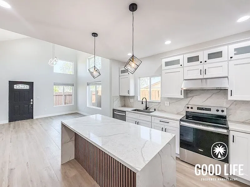 3 bed, 2.0 bath, 1167 sqft, $3,700 — Photo 2