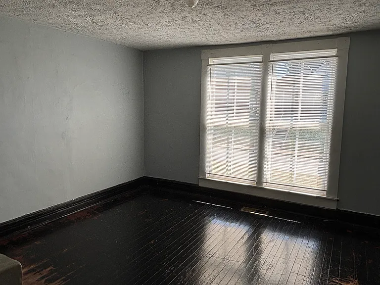 859 W High St — Photo 7