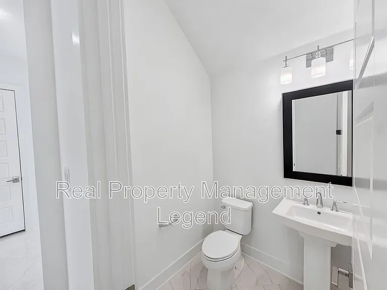 809 Jamestown Ln — Photo 9