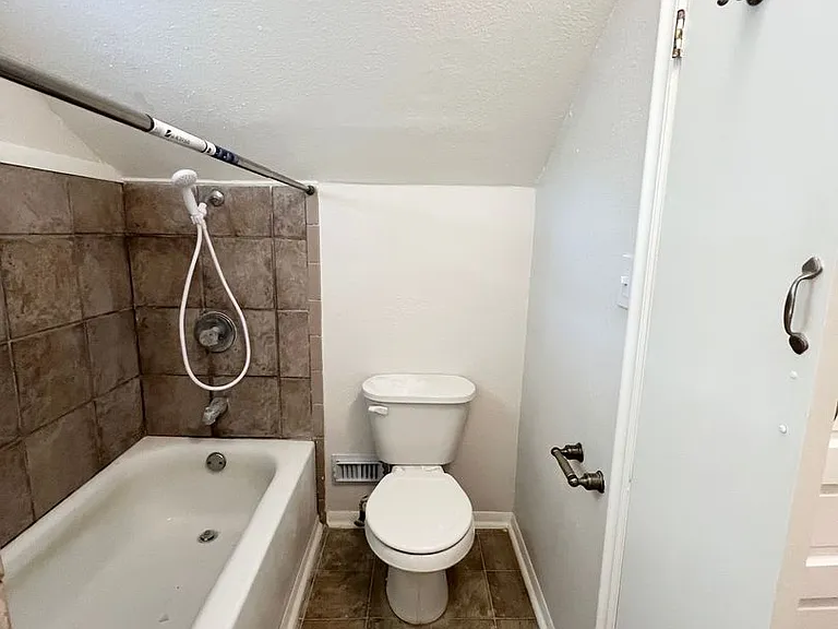 421 E Myrtle St — Photo 17