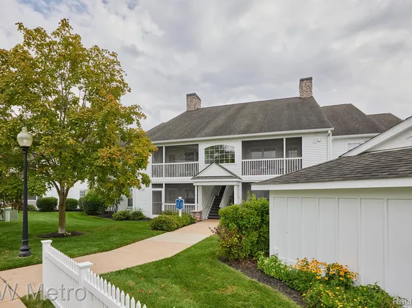 2750 S Knightsbridge Cir, Ann Arbor, MI 48105