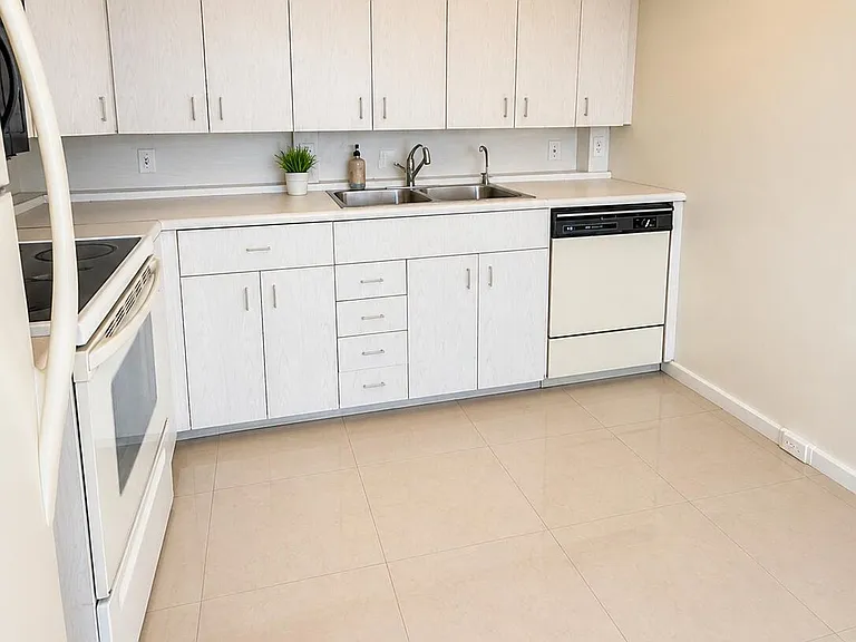 4024 Newcastle #B — Photo 2