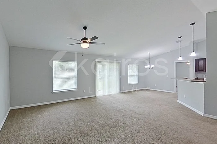5623 NW 55th Ave — Photo 2