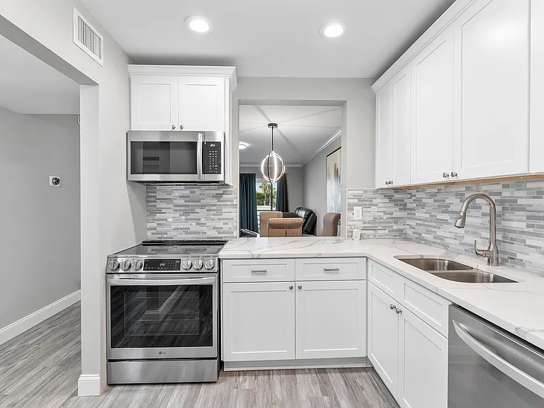 118 Lake Constance Dr — Photo 6