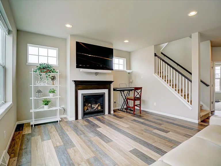 601 Tawny Elm Pkwy — Photo 16