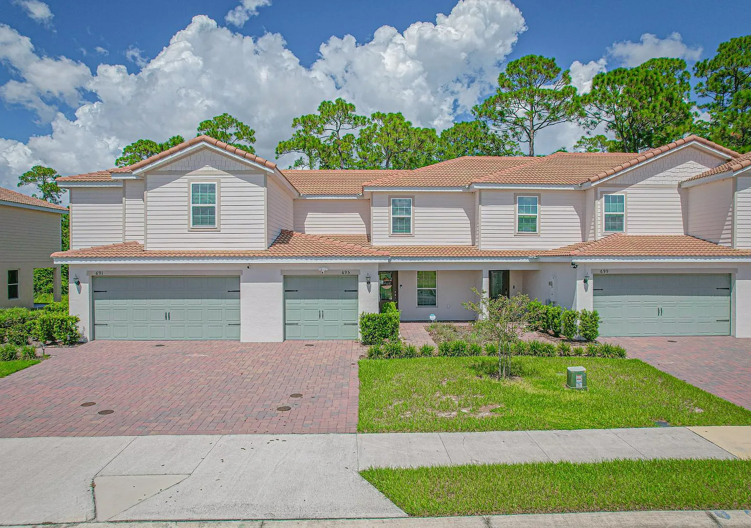 695 Bay Leaf Dr — Photo 1