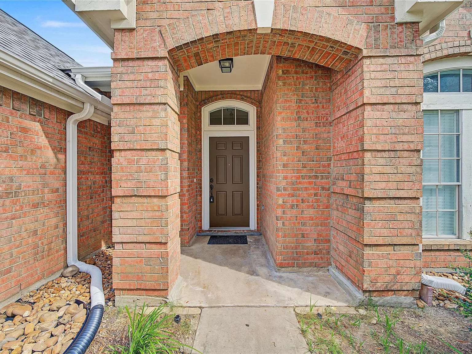 3 bed, 2.0 bath, 2079 sqft, $2,150 — Photo 4