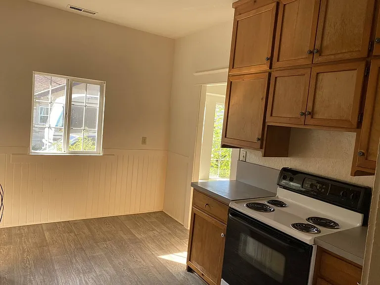 719 NE 10th St — Photo 10