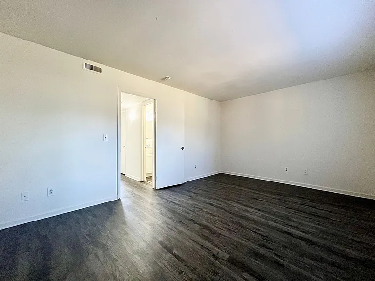 Collinwood Apartments — Photo 18