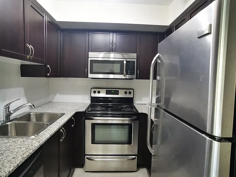 812 Lansdowne Ave #302 — Photo 6
