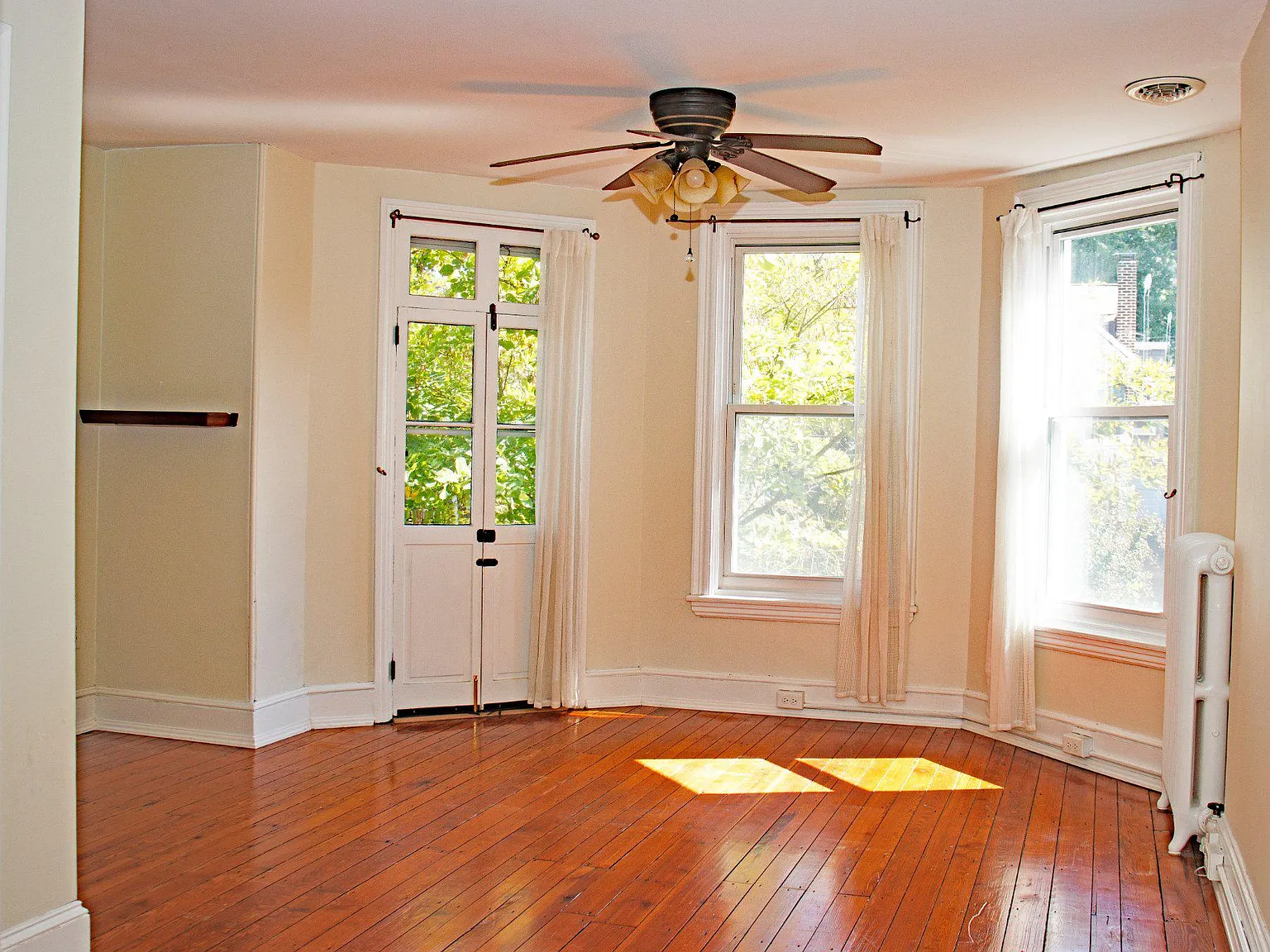 3 bed, 2.0 bath, 1700 sqft, $2,700 — Photo 3