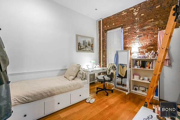 Rented by Bond New York | media 23