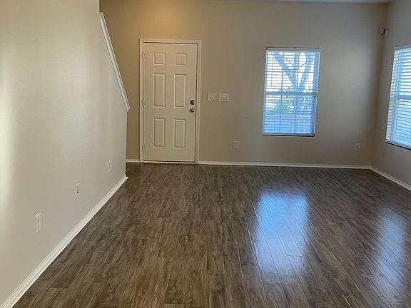 2nd image of 933 Willow Creek Dr