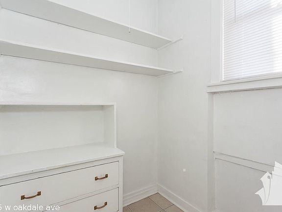 4th image of 1115 W Oakdale Ave #321