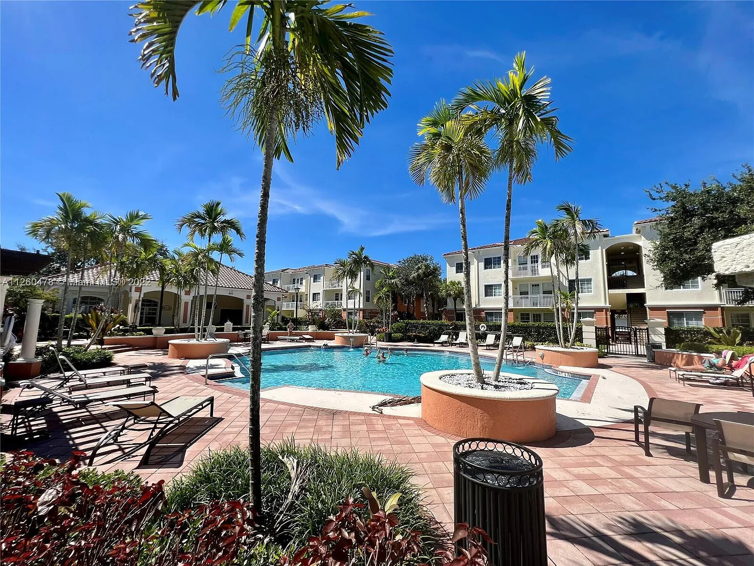 1 bed, 1.0 bath, 932 sqft, $1,735 — Photo 2
