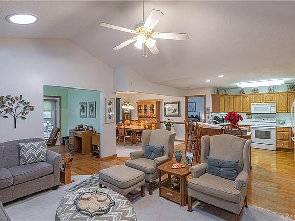 2nd image of 909 Howard Ln