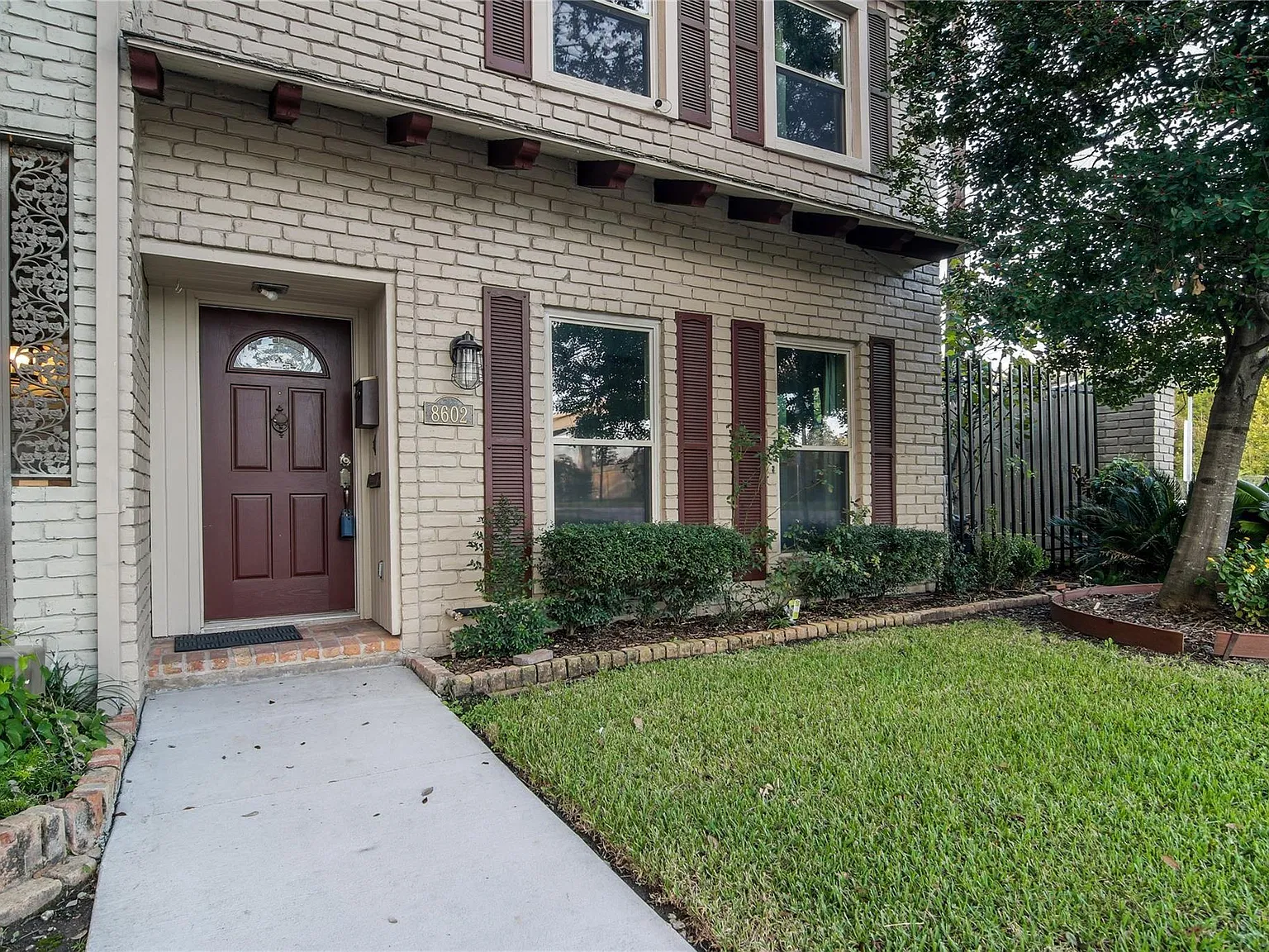 3 bed, 3.5 bath, 2335 sqft, $3,200 — Photo 3
