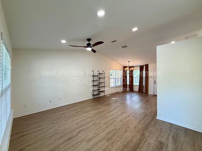 725 Alexander St — Photo 9