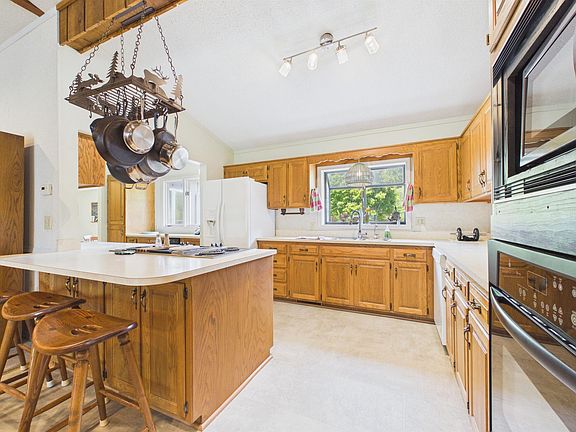 4th image of 136 Looney Ln