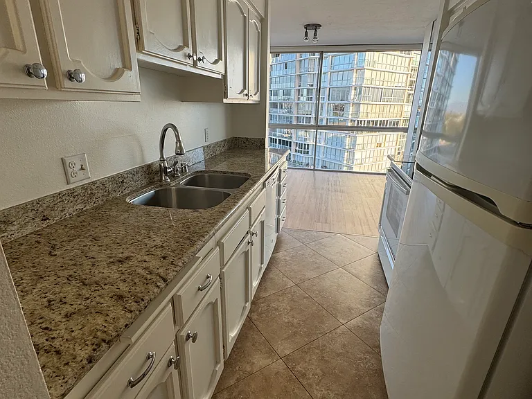1810 Avenida Del Mundo #502 — Photo 26