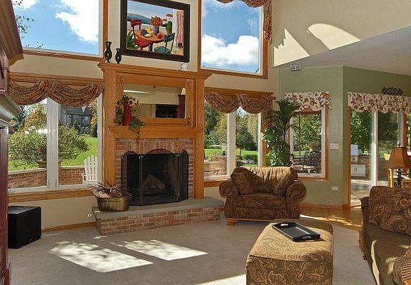 VAULTED FAMIILY ROOM