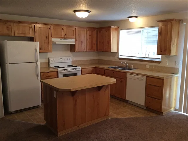 3 bed, 2.5 bath, 1404 sqft, $2,505 — Photo 2