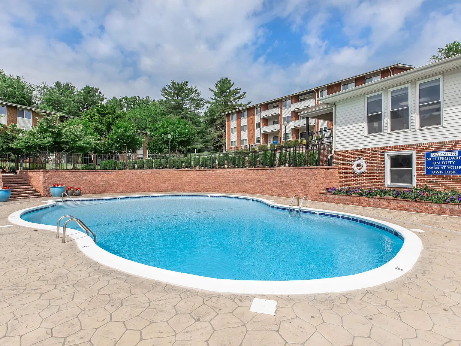 Windsor Hills Apartments — Photo 2