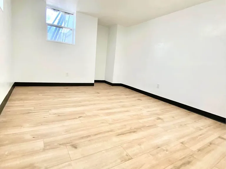 76 W 400 N — Photo 10
