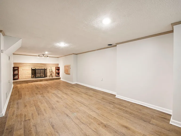 457 E Royal Forest Blvd — Photo 17