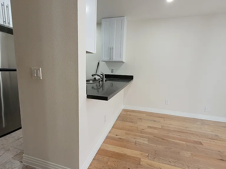New Hampshire Apartments — Photo 10
