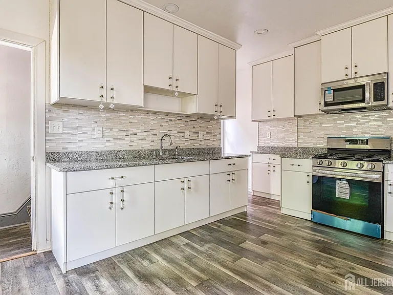 212 Easton Ave #1 — Photo 8