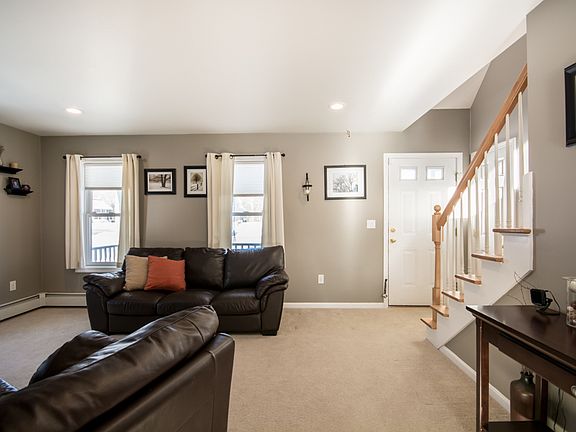 4th image of 66 Winterberry Dr