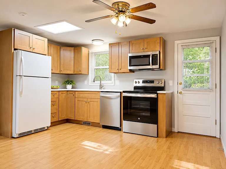325 Washington St #B — Photo 1