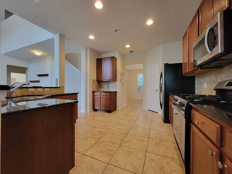 3430 Shiraz Loop — Photo 7