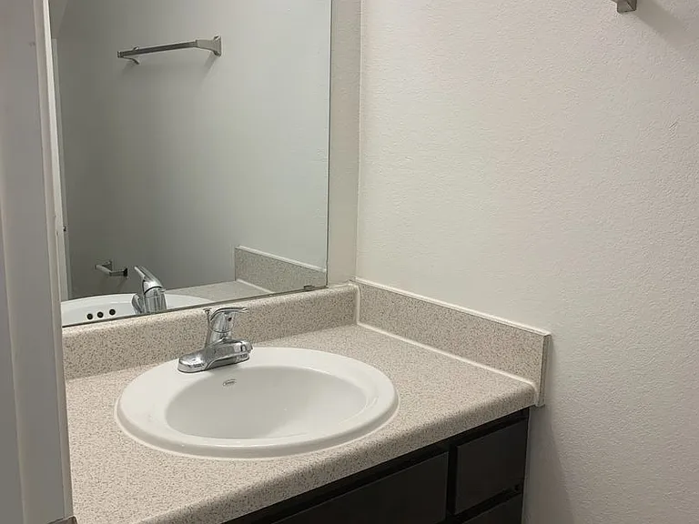 Emerald Cove Apartments — Photo 20
