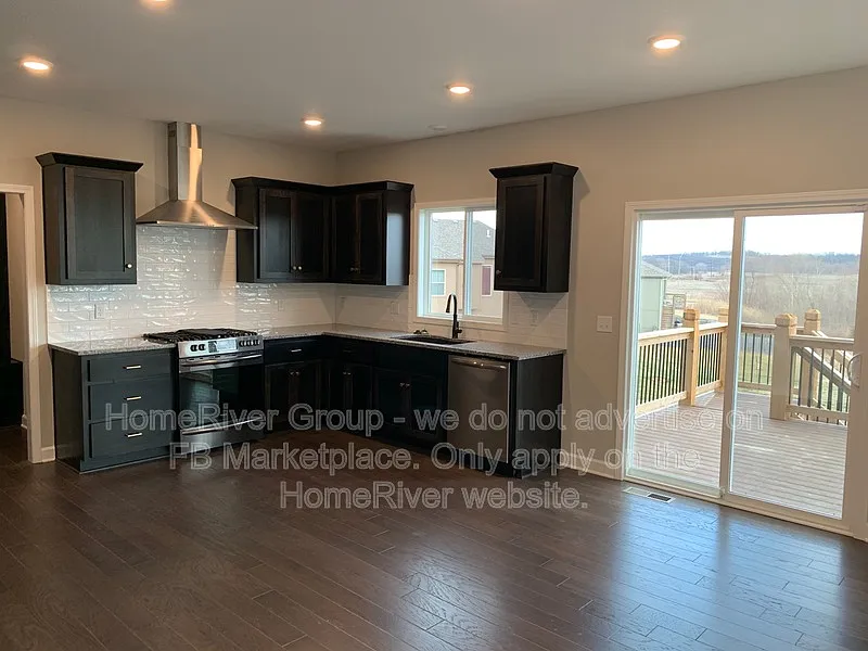 4 bed, 2.5 bath, 1900 sqft, $2,450 — Photo 3